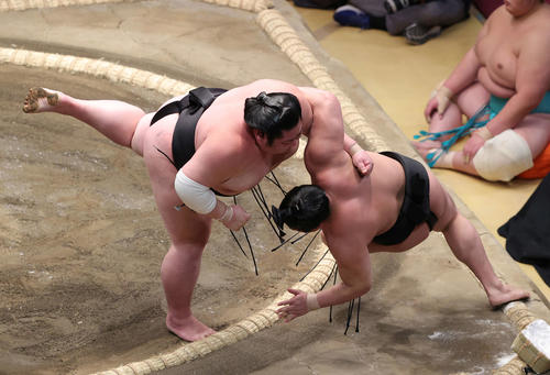 若元春（右）をすくい投げで破る剣翔（撮影・河野匠）