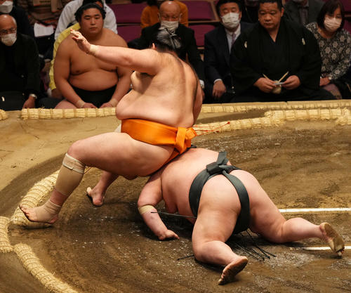 武将山（右）をつき手で破る魁聖（撮影・横山健太）