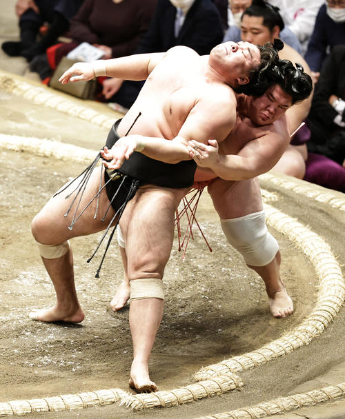 霧馬山（左）の後ろを取る宇良（撮影・中島郁夫）