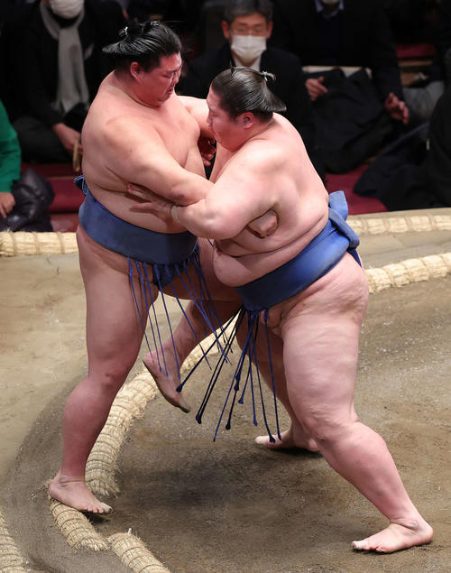 逸ノ城（右）に寄り切られる正代（撮影・河野匠）