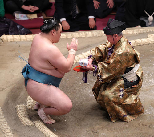 照ノ富士を破り、懸賞を受け取る玉鷲（撮影・河野匠）