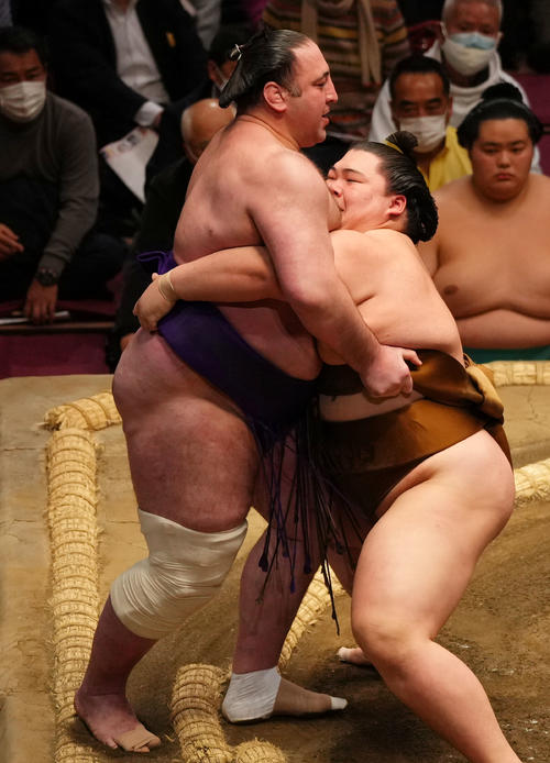 栃ノ心（左）を寄り切りで破る王鵬（撮影・横山健太）