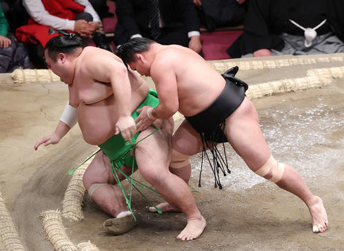 千代丸（左）を切り返しで破る照強（撮影・河野匠）