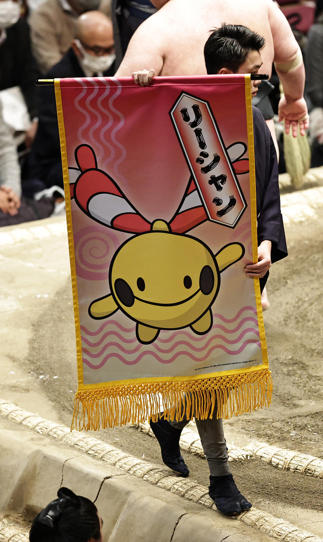 すずポケモン「リーシャン」の懸賞旗（撮影・中島郁夫）