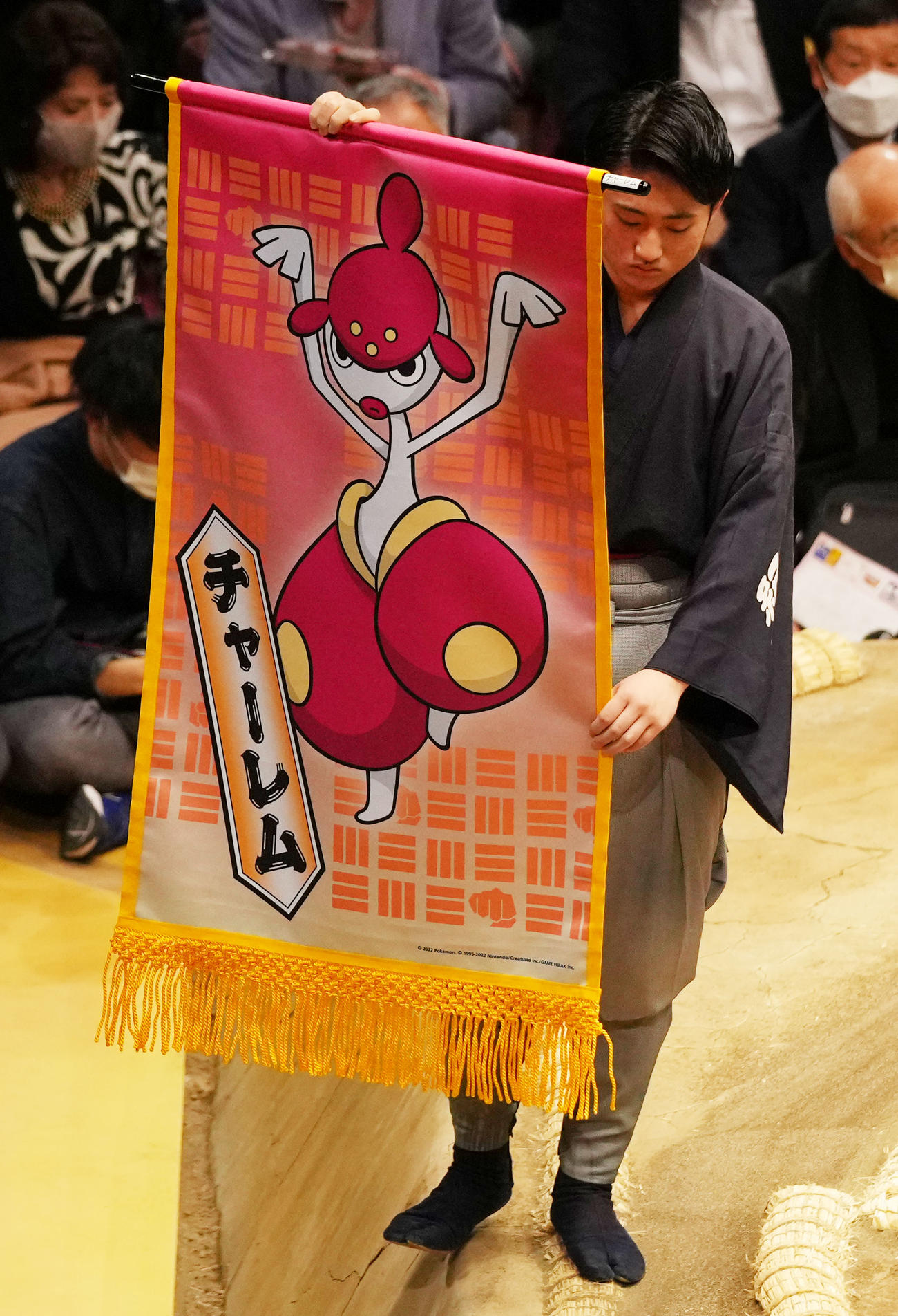 めいそうポケモン「チャーレム」の懸賞旗（撮影・横山健太）