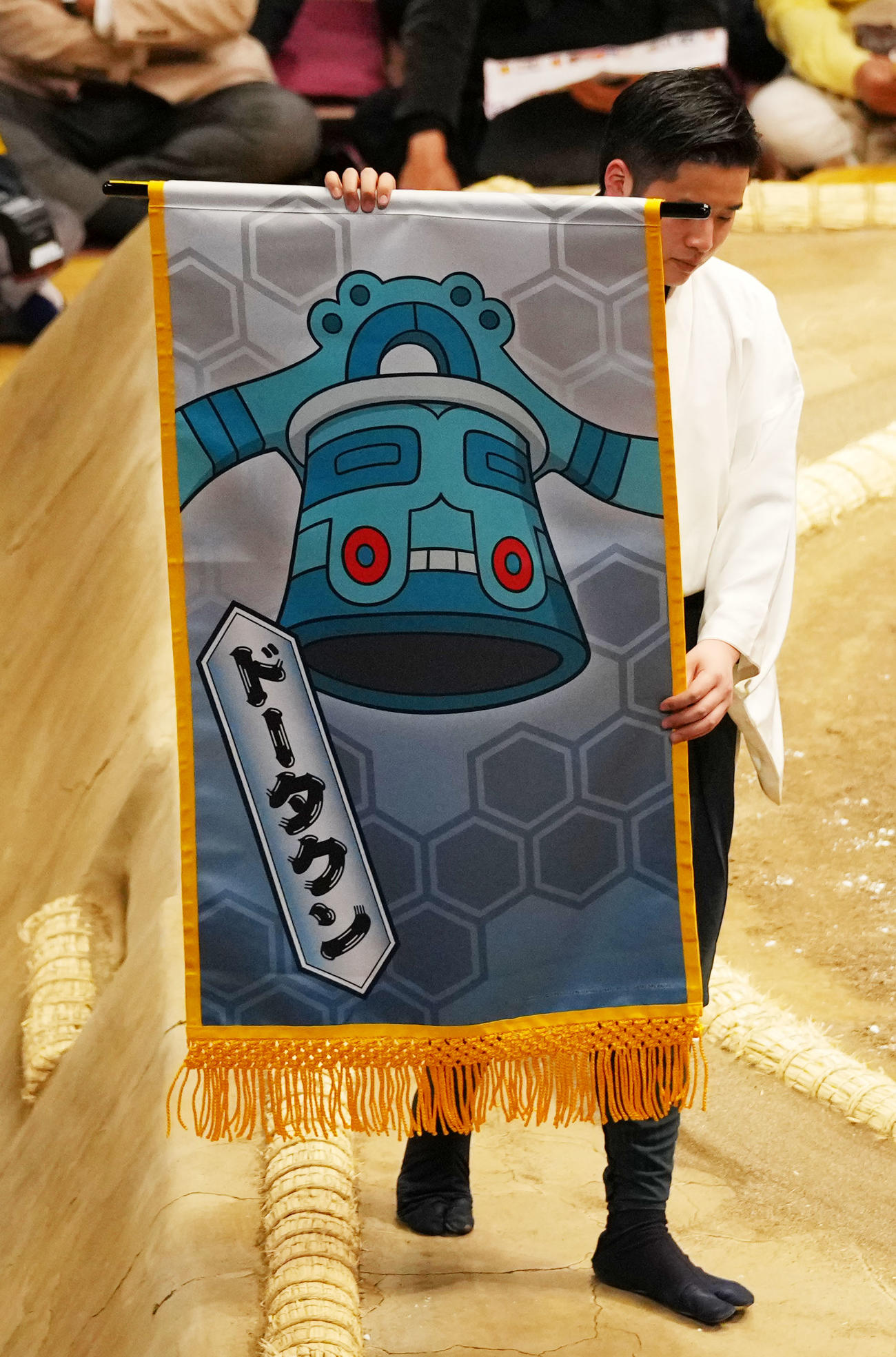 どうたくポケモン「ドータクン」の懸賞旗（撮影・横山健太）