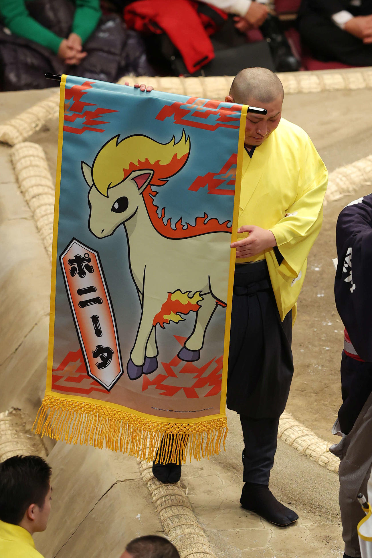 ひのうまポケモン「ポニータ」の懸賞幕（撮影・河野匠）