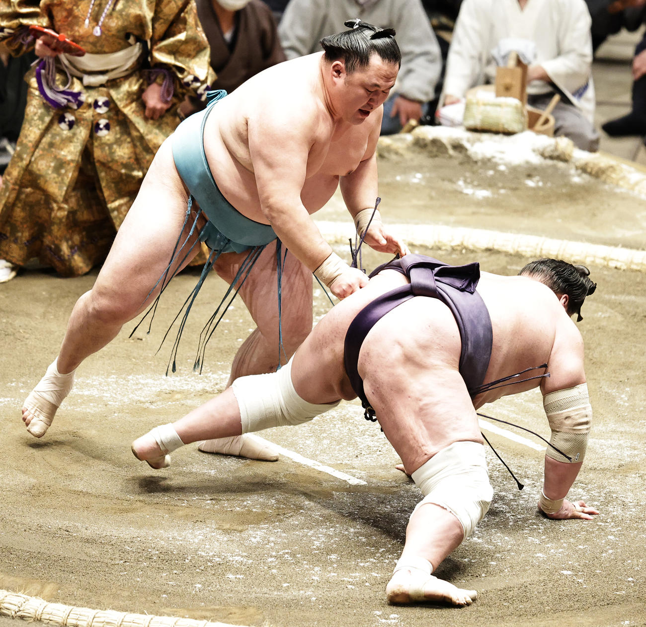 照ノ富士（下）を突き落としで破る玉鷲（撮影・中島郁夫）