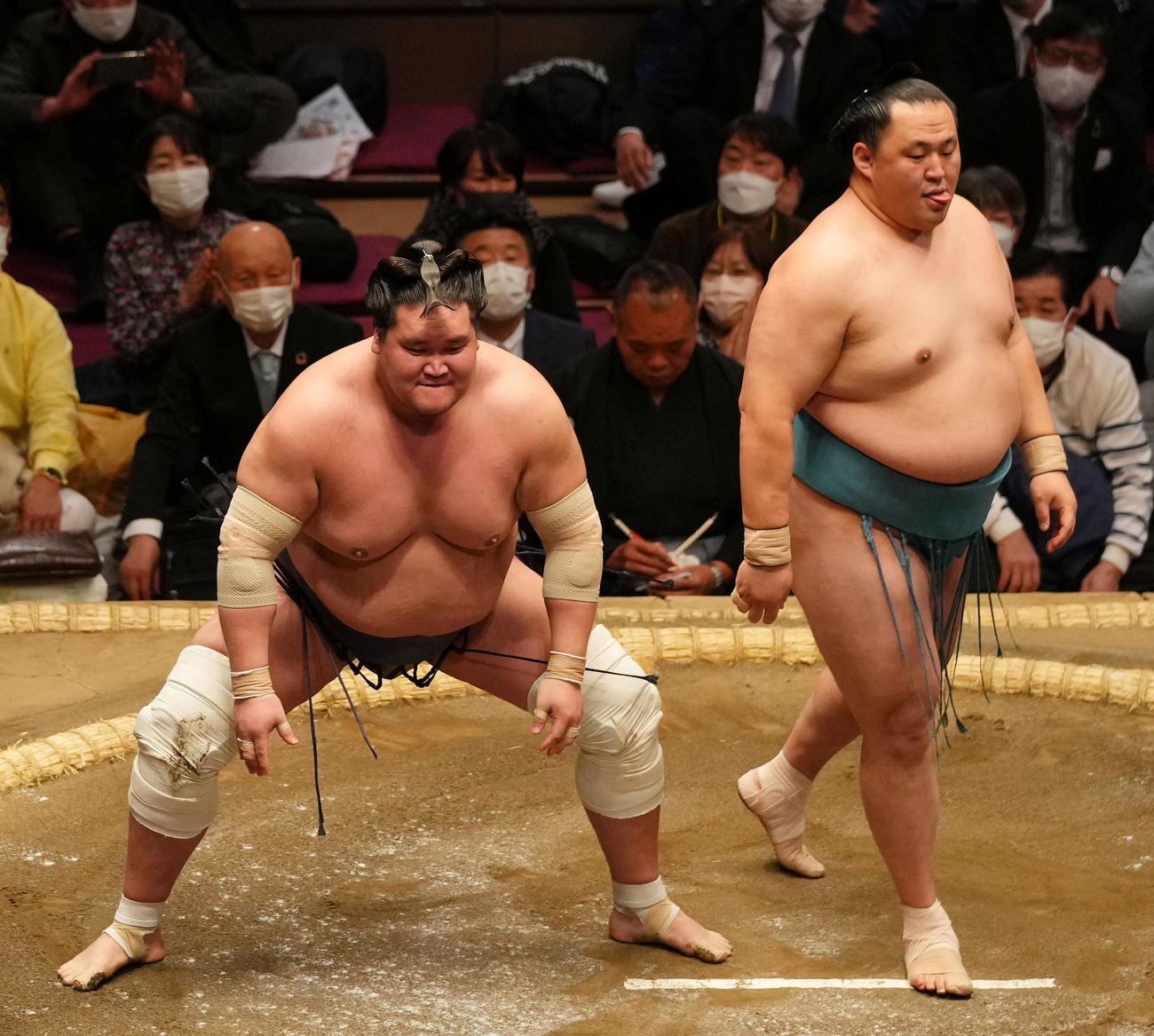玉鷲（右）に突き落としで敗れ、悔しげな表情を浮かべる照ノ富士（撮影・横山健太）