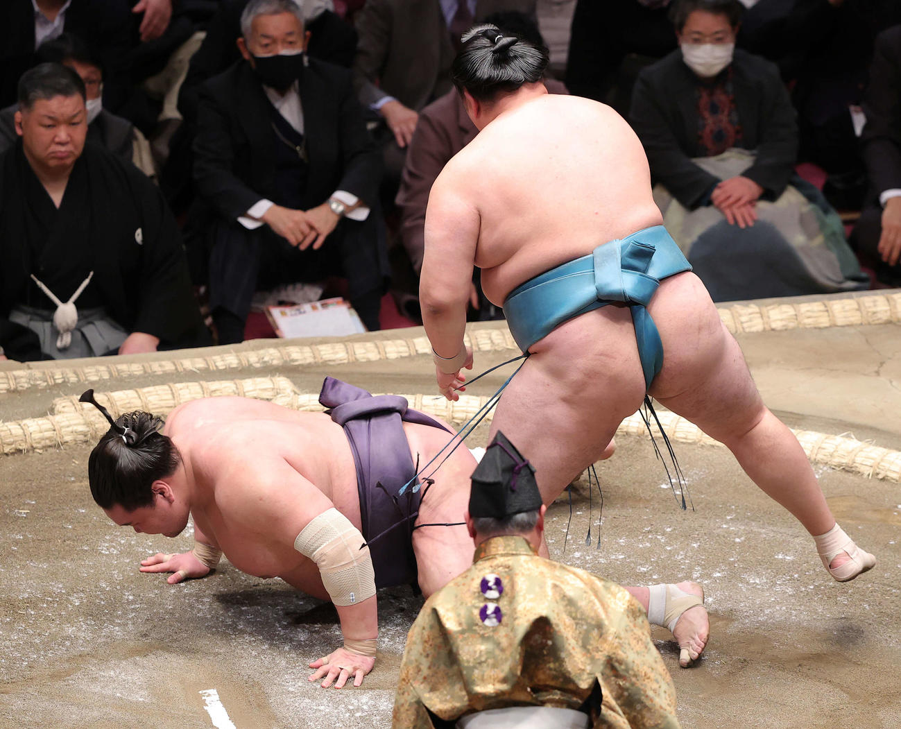 玉鷲（手前）に突き落とされる照ノ富士（撮影・河野匠）