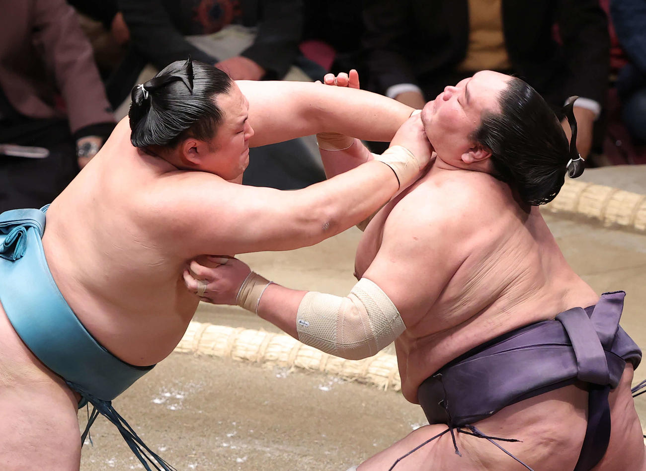 照ノ富士（右）を攻める玉鷲（撮影・河野匠）