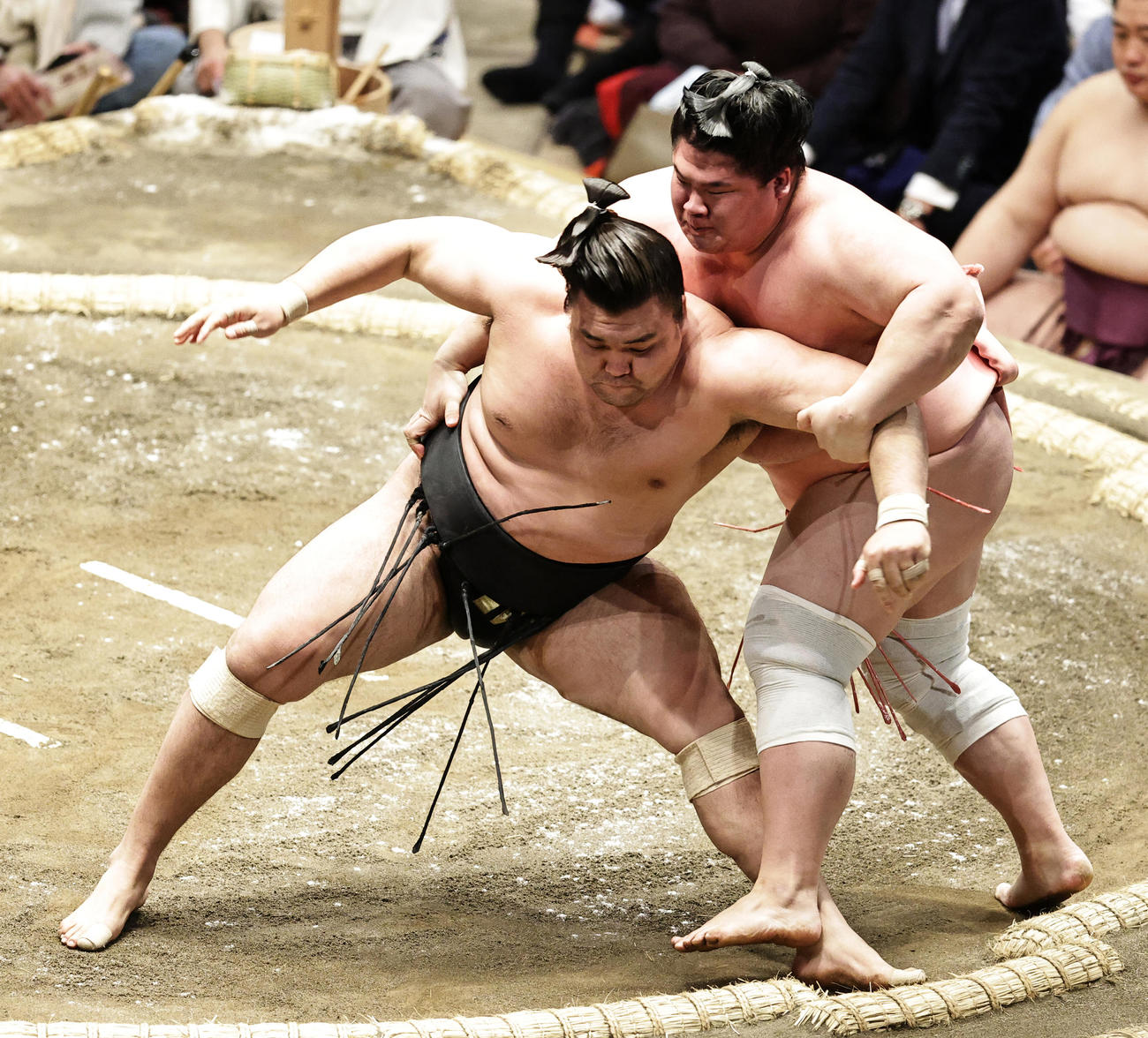 霧馬山（左）の後ろを取る宇良（撮影・中島郁夫）