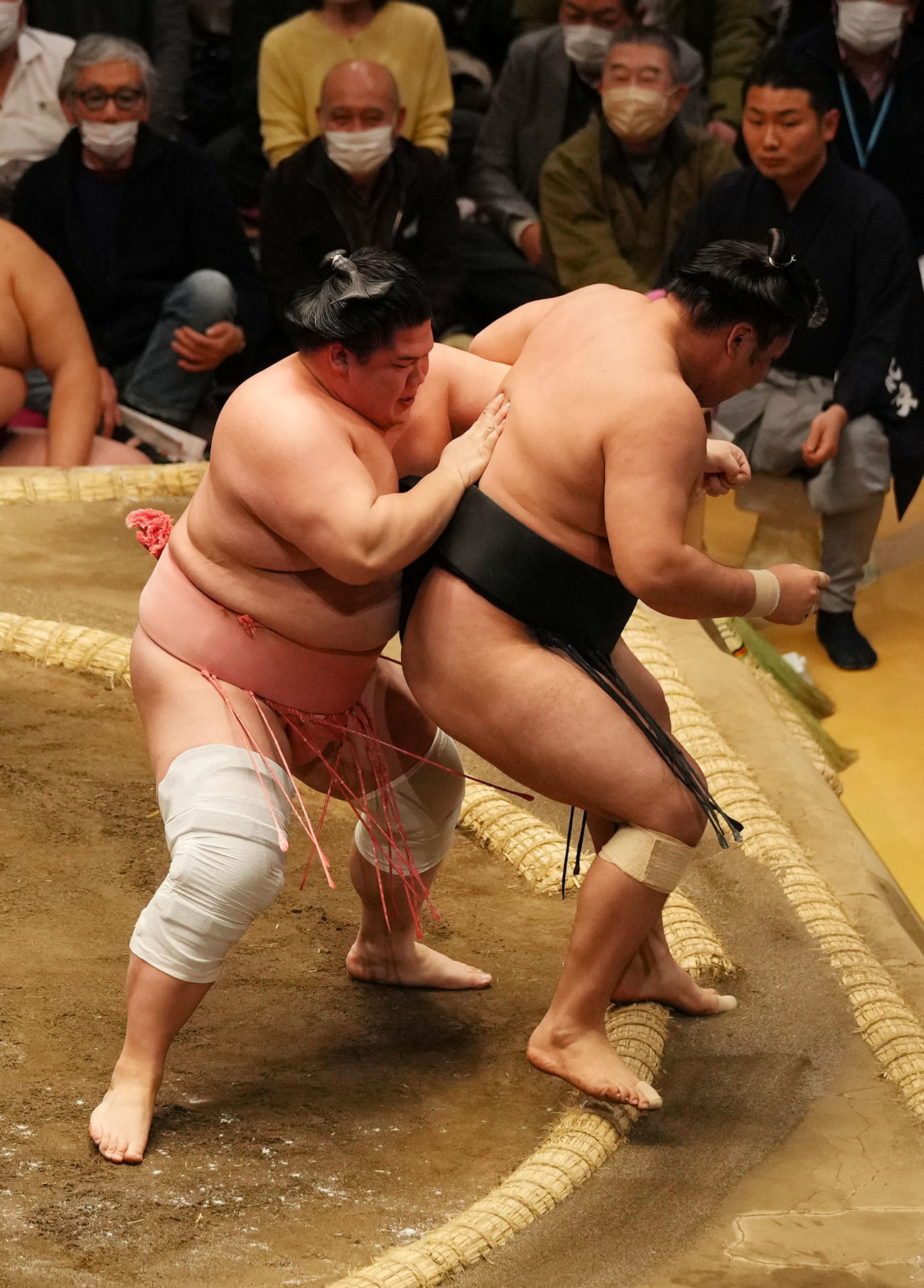 霧馬山（右）を送り出しで破る宇良（撮影・横山健太）