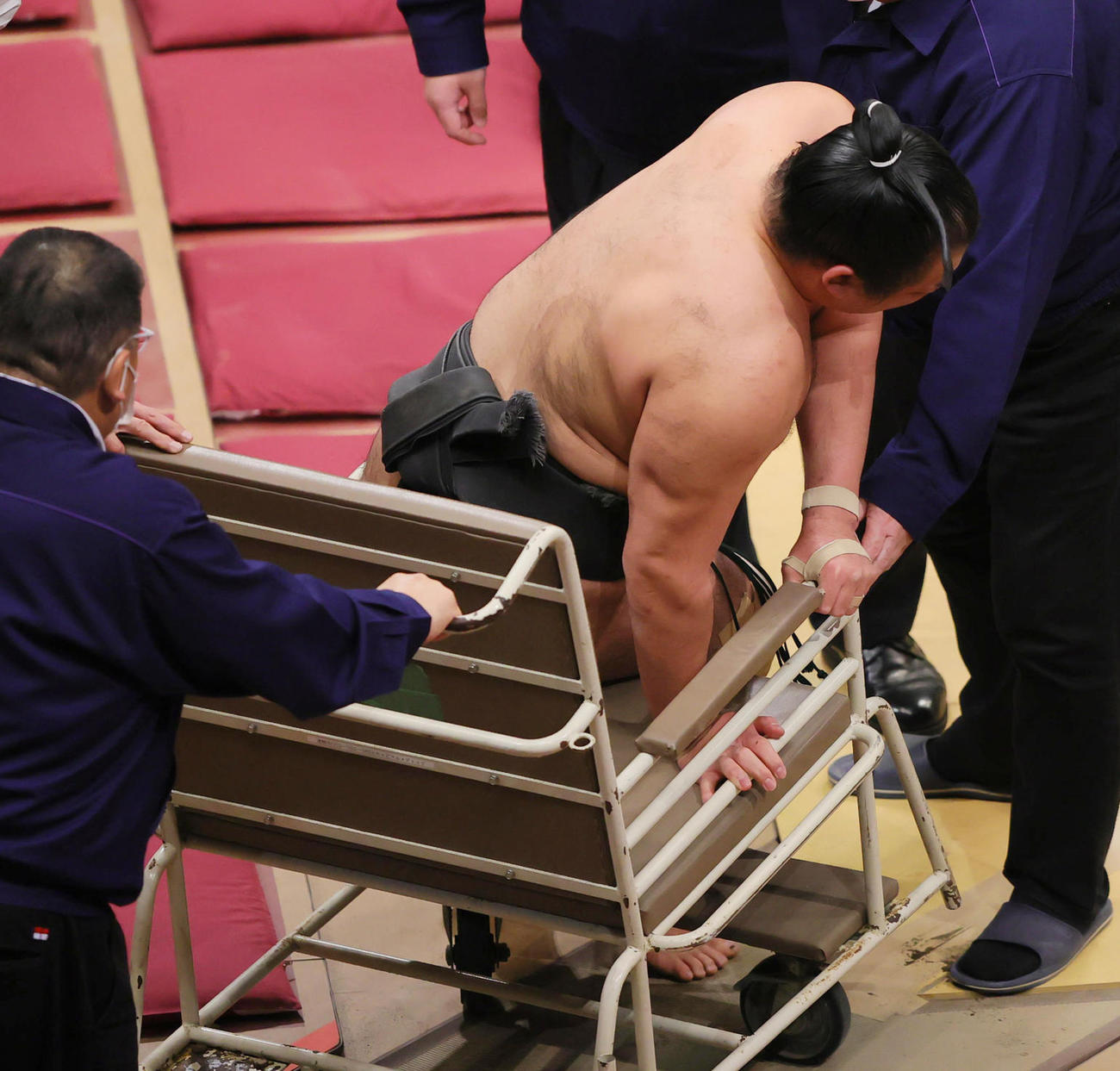 海龍に突き倒しで破れ担架に乗る琴太豪（撮影・野上伸悟）