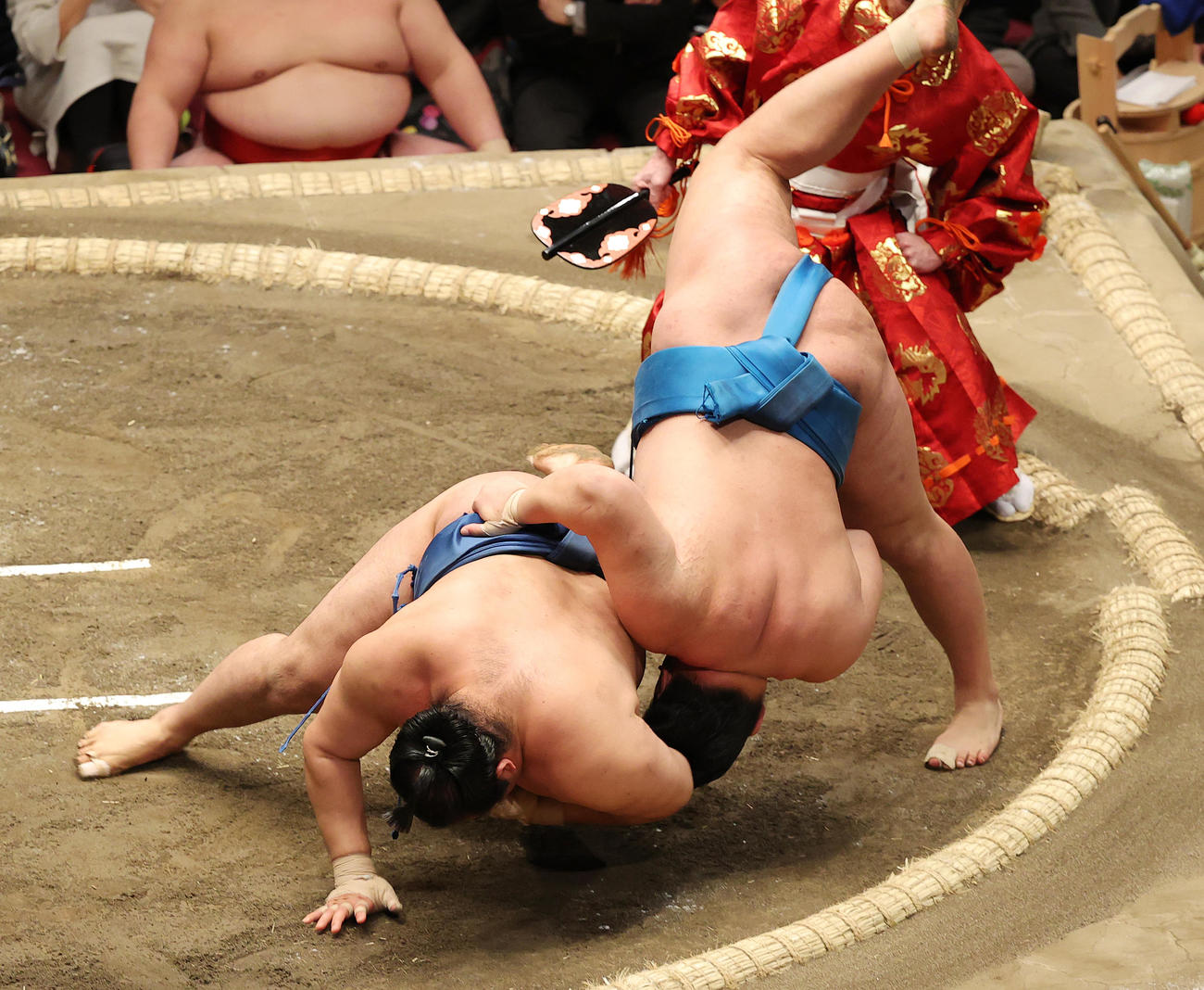 千代の国（左）の手が先につき、下手投げで豊昇龍の勝ちとなる（撮影・河野匠）
