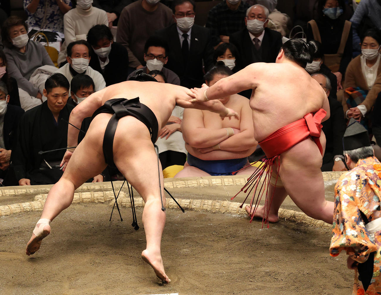 阿炎（左）を突き落としで破る阿武咲（撮影・河野匠）