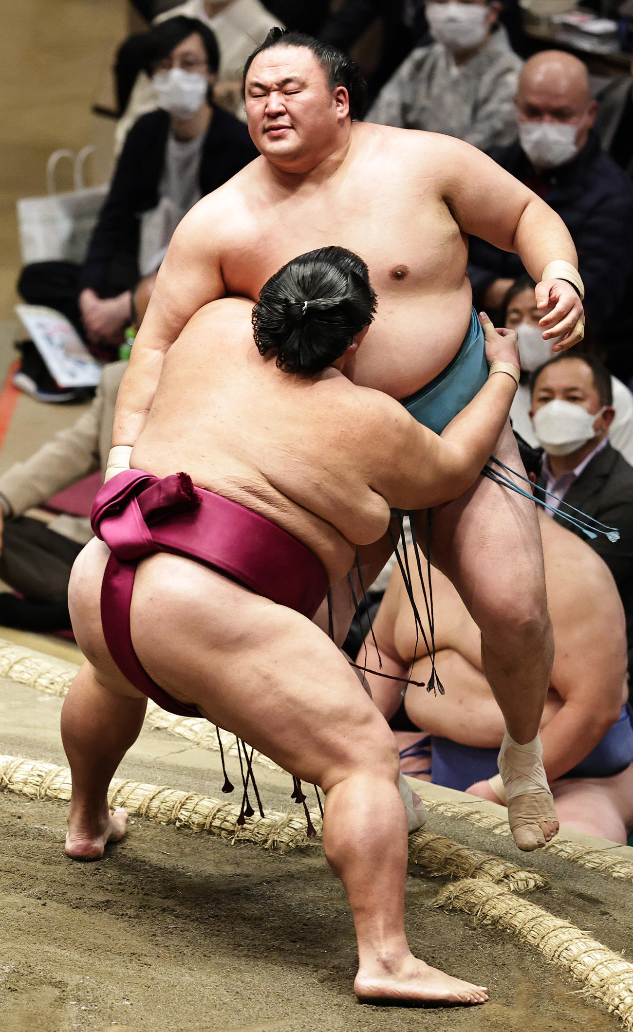 玉鷲（上）を寄り切りで破る御嶽海（撮影・中島郁夫）