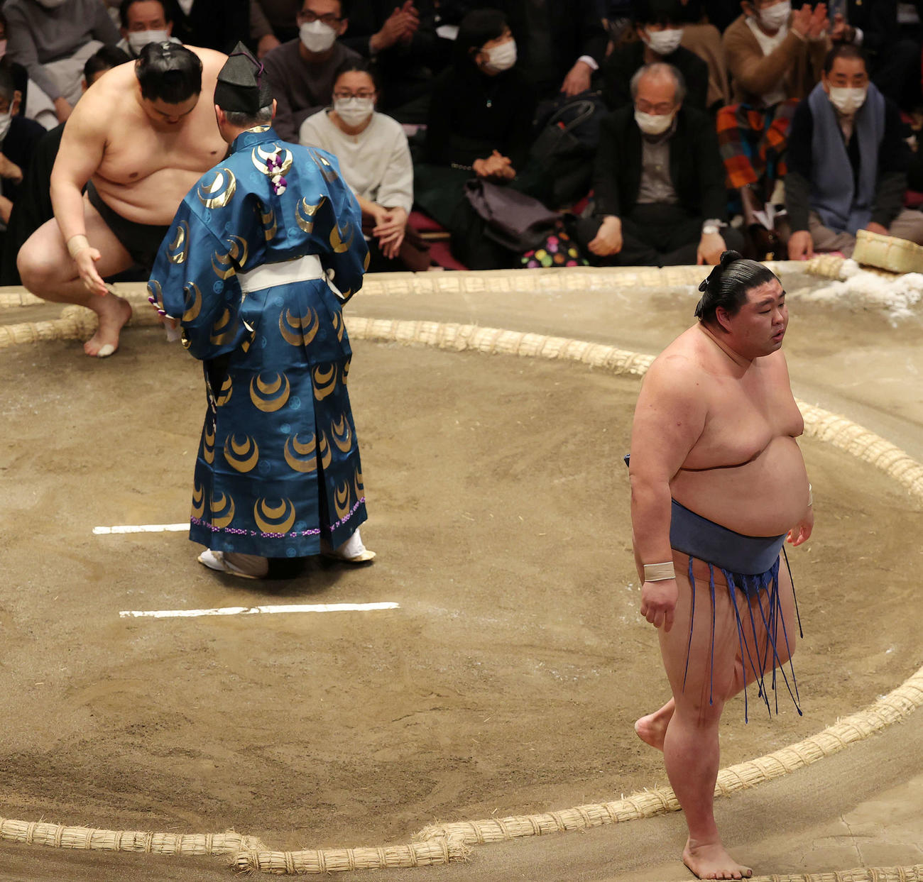 隠岐の海（後方）に敗れ、ぼうぜんと引き揚げる正代（撮影・河野匠）