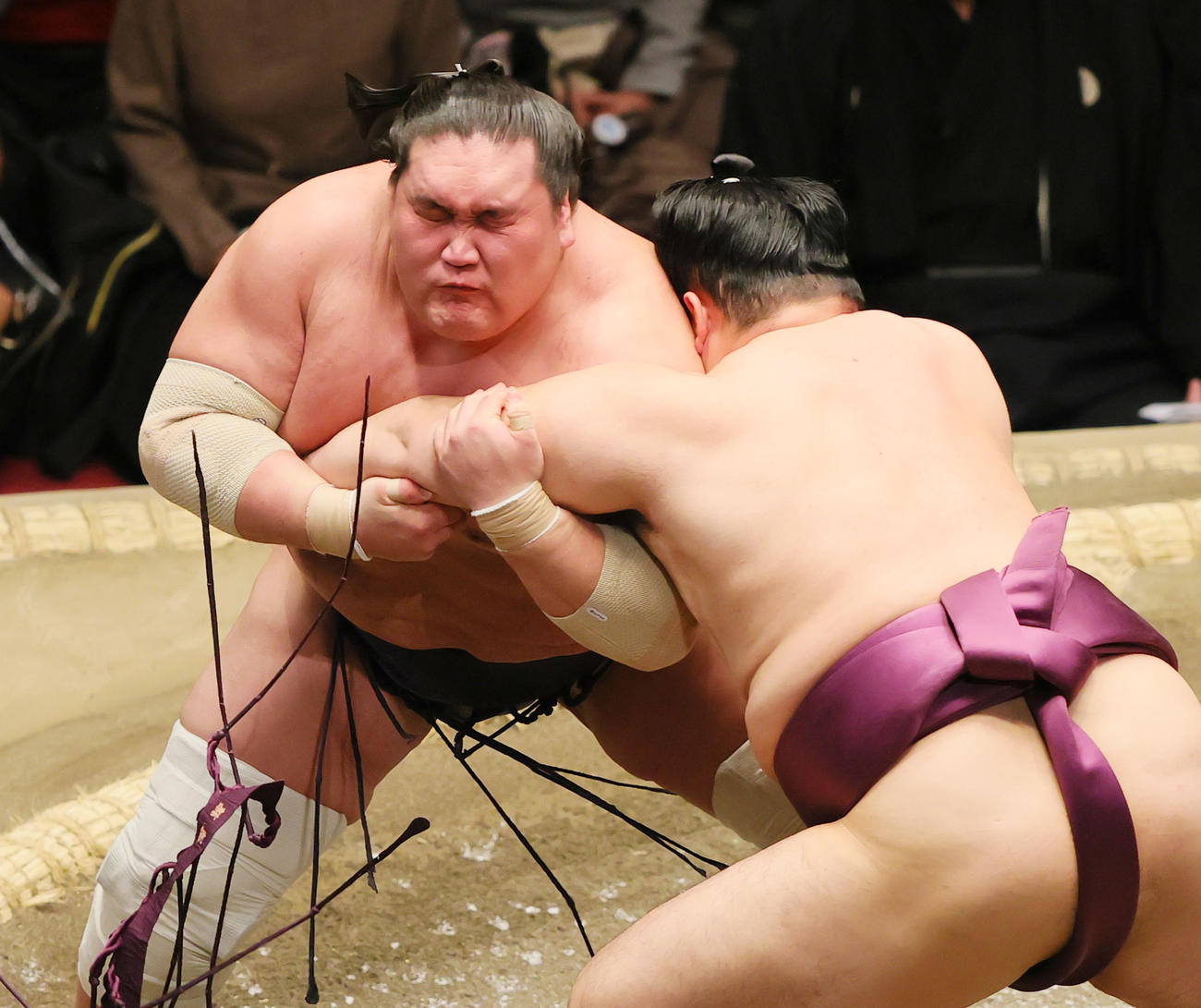 遠藤（右）の左腕をとる照ノ富士（撮影・野上伸悟）