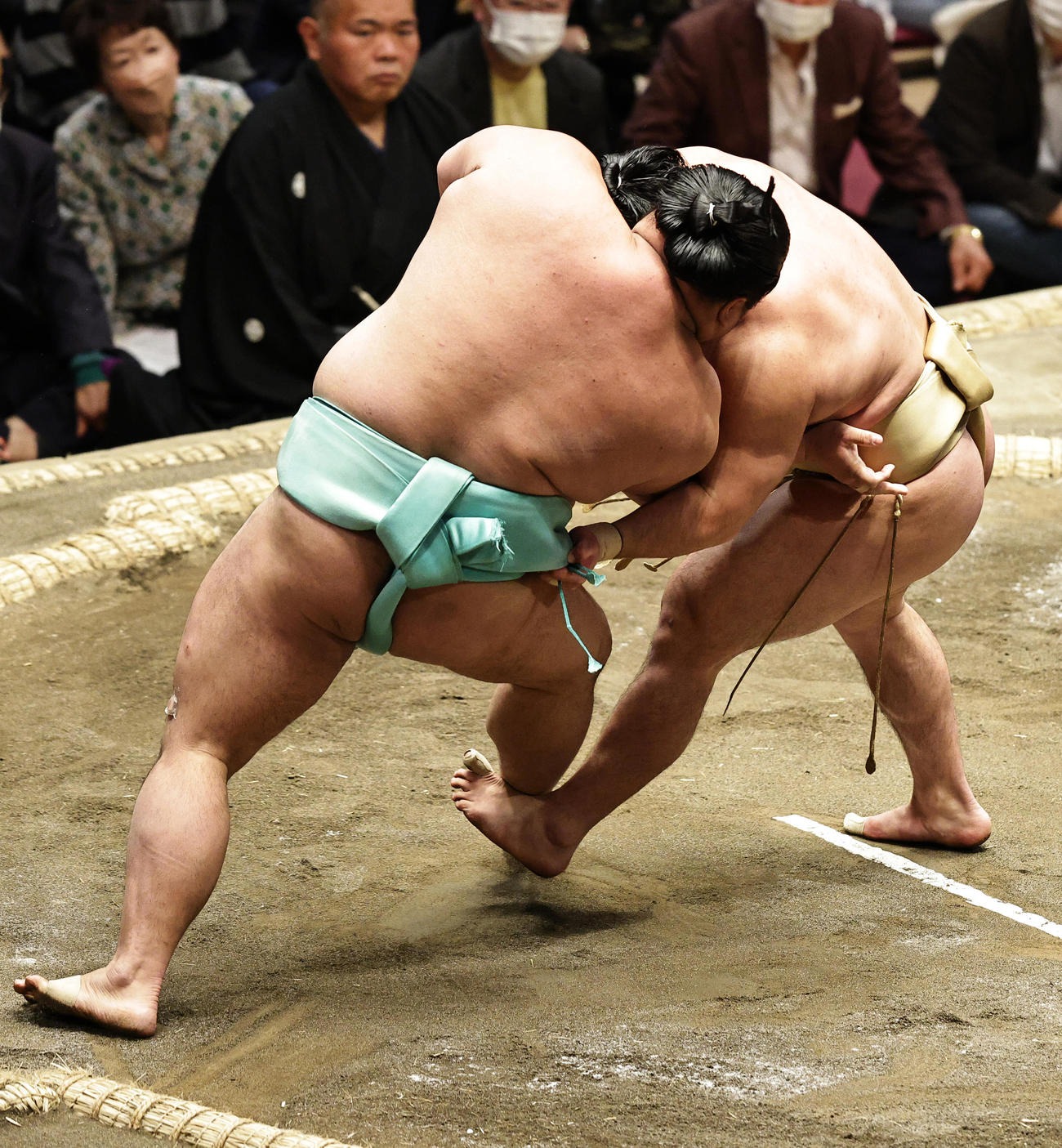 天空海（左）をすそ払いで破る石浦（撮影・中島郁夫）