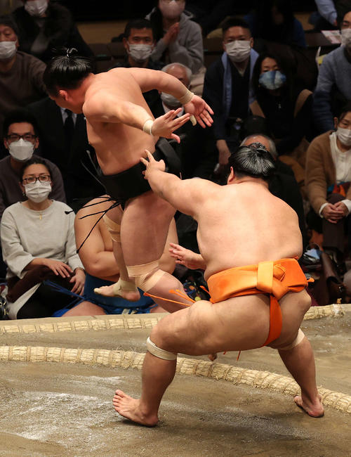 照強（後方）を送り出しで破る志摩ノ海（撮影・河野匠）