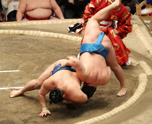 千代の国（左）の手が先につき、下手投げで豊昇龍の勝ちとなる（撮影・河野匠）