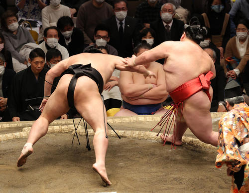 阿炎（左）を突き落としで破る阿武咲（撮影・河野匠）