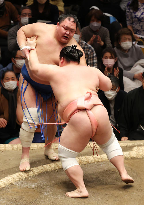 北勝富士（後方）を押し出しで破る宇良（撮影・河野匠）