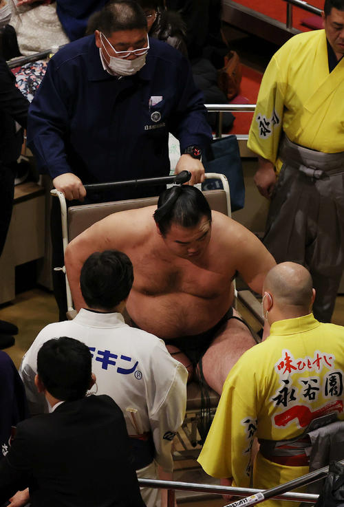 海龍に突き倒しで敗れた琴太豪は車椅子で引き揚げる（撮影・河野匠）