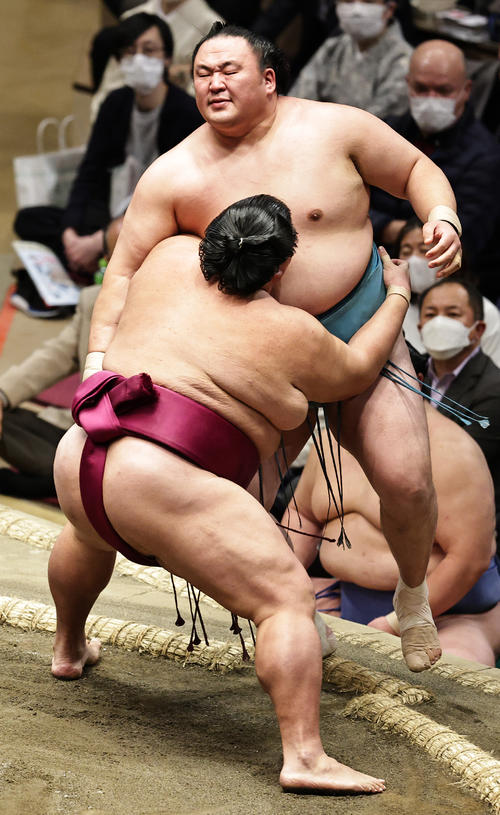 玉鷲（上）を寄り切りで破る御嶽海（撮影・中島郁夫）