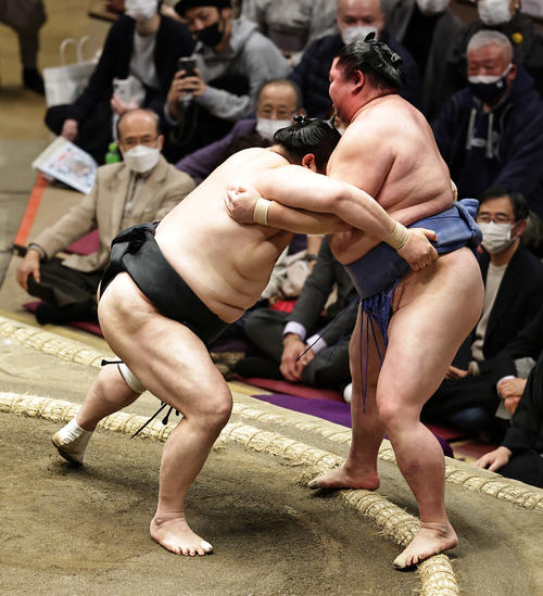 正代（右）を寄り切りで破る隠岐の海（撮影・中島郁夫）