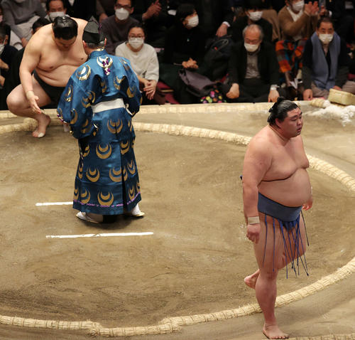 隠岐の海（後方）に敗れ、ぼうぜんと引き揚げる正代（撮影・河野匠）