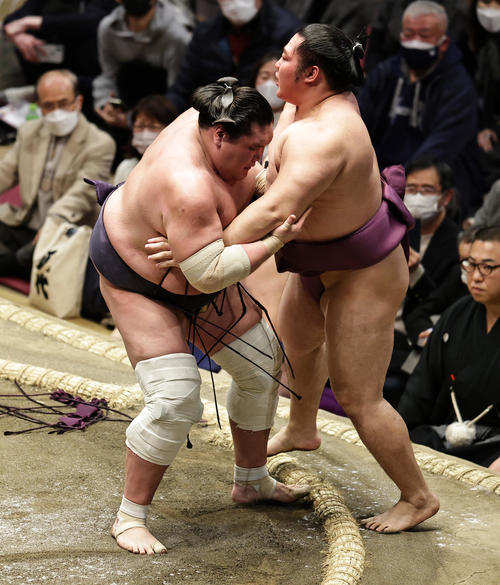 遠藤（右）を寄り切りで破る照ノ富士（撮影・中島郁夫）