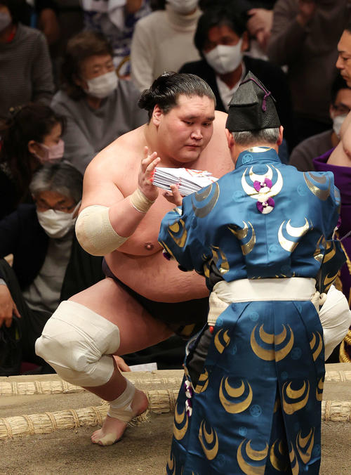 遠藤を破り、多くの懸賞を受け取る照ノ富士（撮影・河野匠）