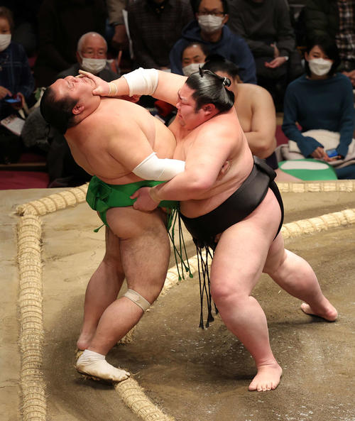 千代丸（左）を寄り切りで破る剣翔（撮影・河野匠）