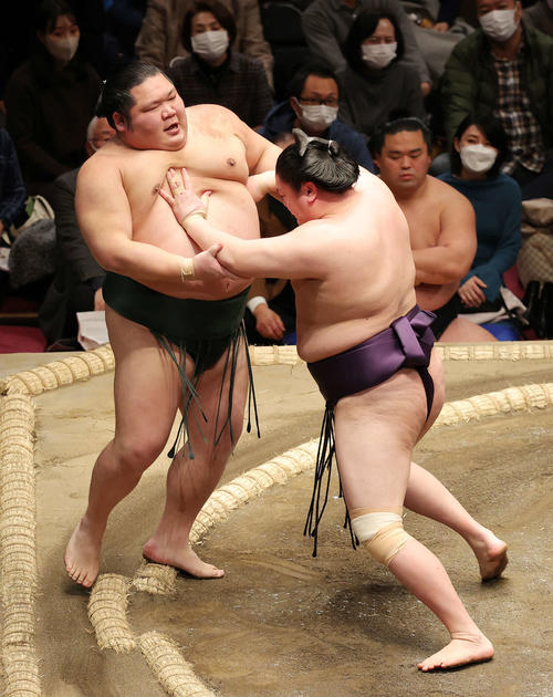 千代大龍（左）を押し出しで破る一山本（撮影・河野匠）