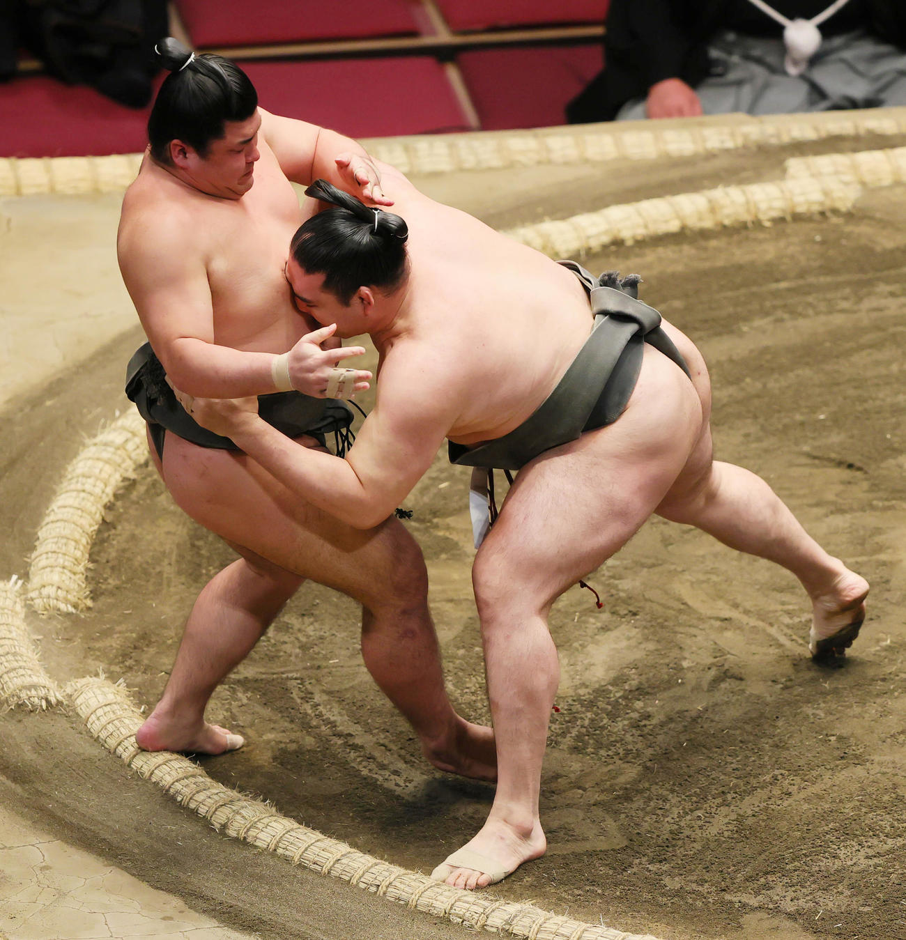 深井（左）を寄り切りで破る竜電（撮影・野上伸悟）
