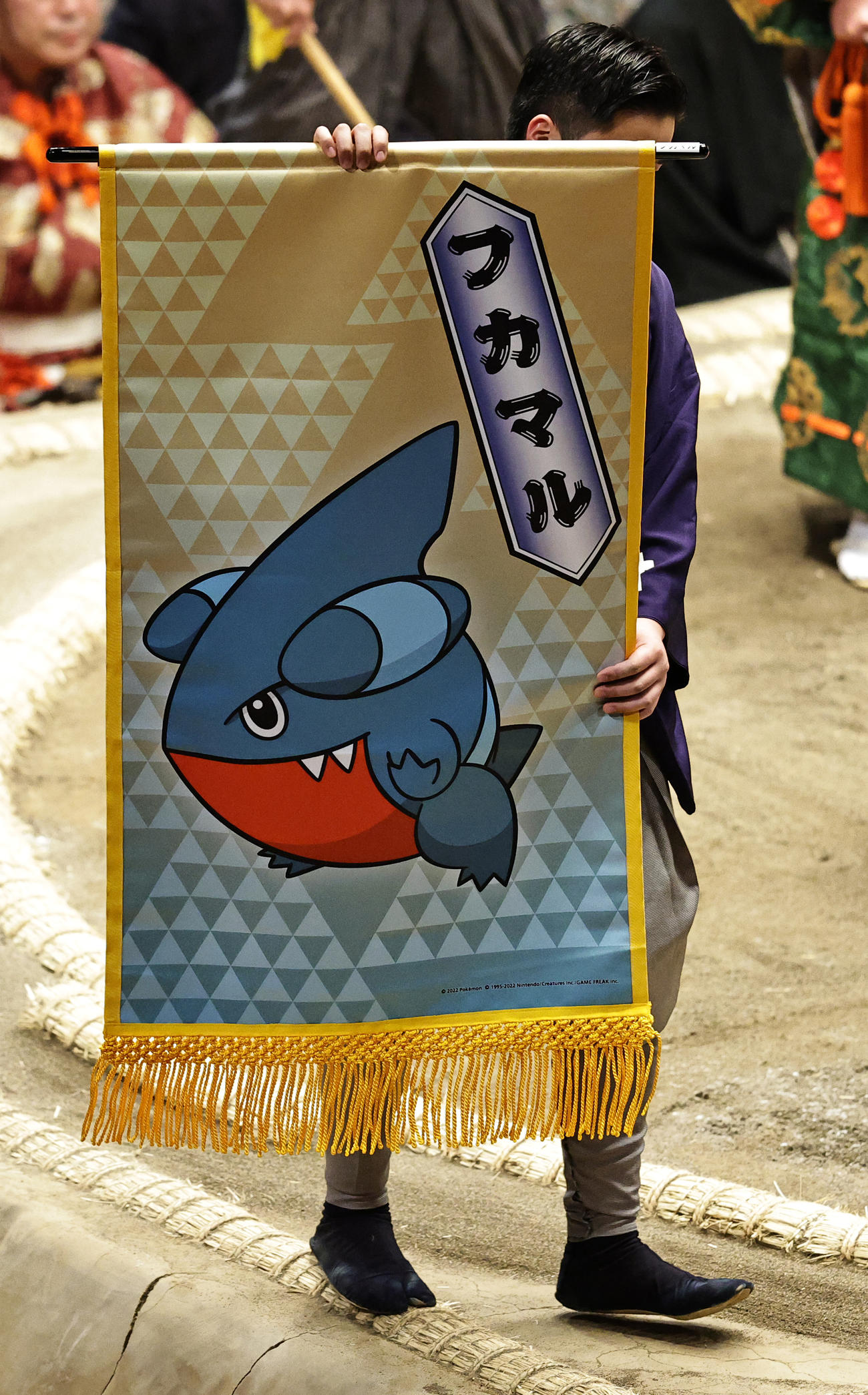 りくザメポケモン「フカマル」の懸賞旗（撮影・中島郁夫）