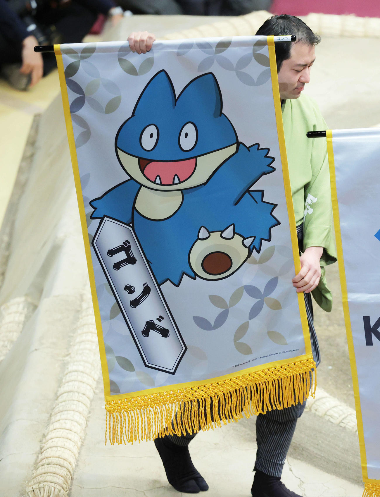 碧山と琴ノ若の一番、おおぐいポケモンゴンベの懸賞旗が回る（撮影・河田真司）