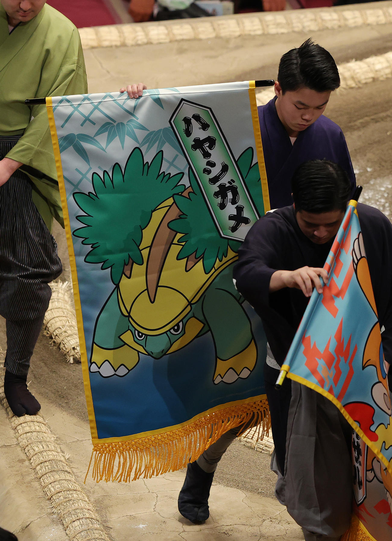 琴勝峰と剣翔の取組に懸けられた、こだちポケモン「ハヤシガメ」の懸賞幕（撮影・河野匠）