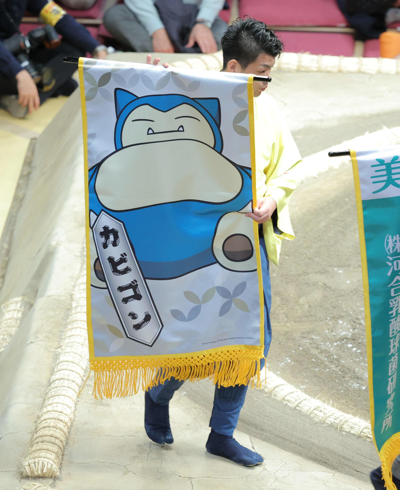 一山本と王鵬の一番、いねむりポケモンカビゴンの懸賞旗が回る（撮影・河田真司）