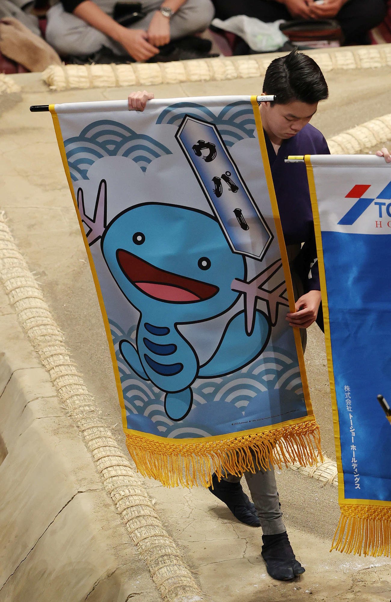 栃ノ心と照強の取組に懸けられた、みずうおポケモン「ウパー」の懸賞幕（撮影・河野匠）
