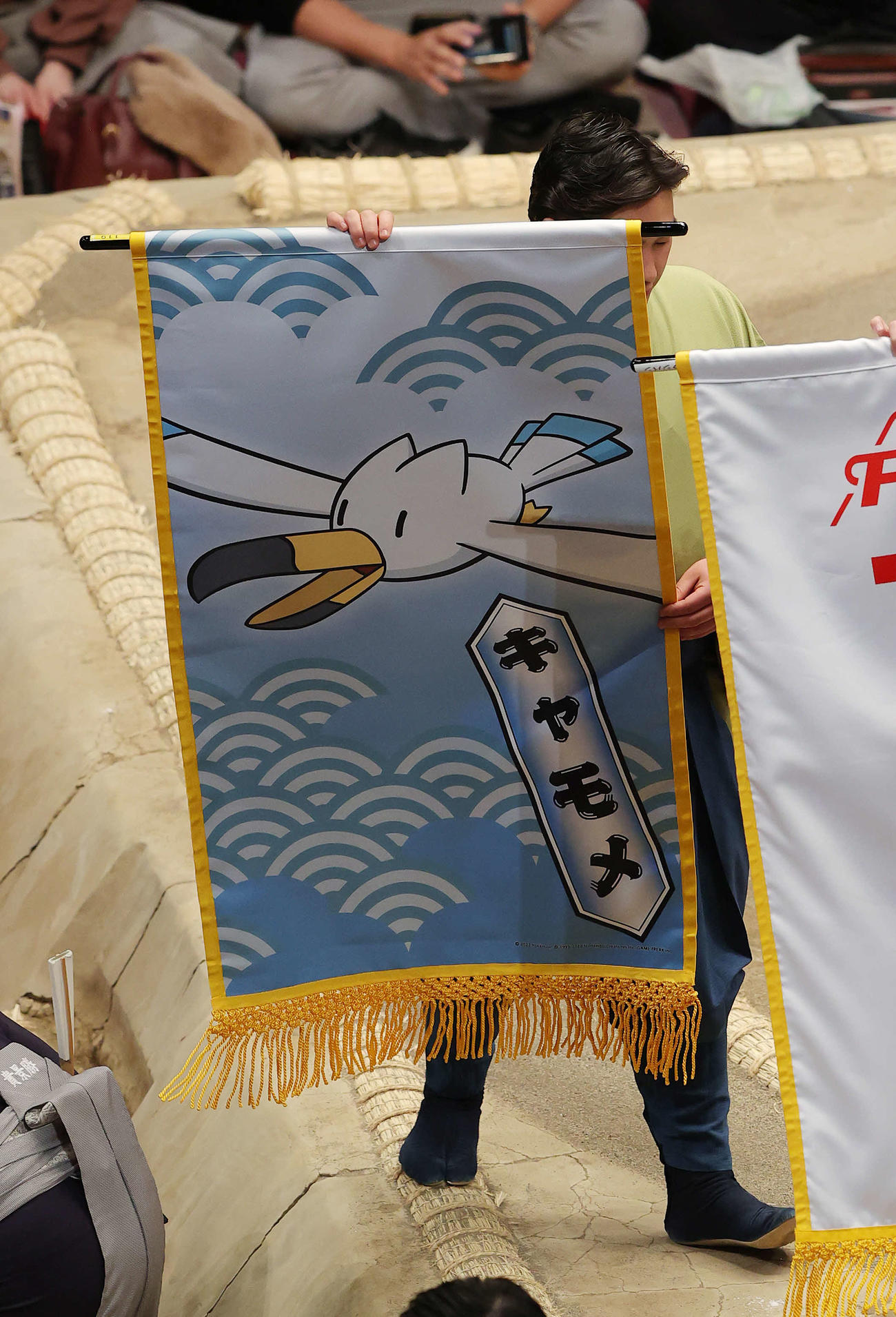 千代丸と天空海の取組に懸けられた、うみねこポケモン「キャモメ」の懸賞幕（撮影・河野匠）