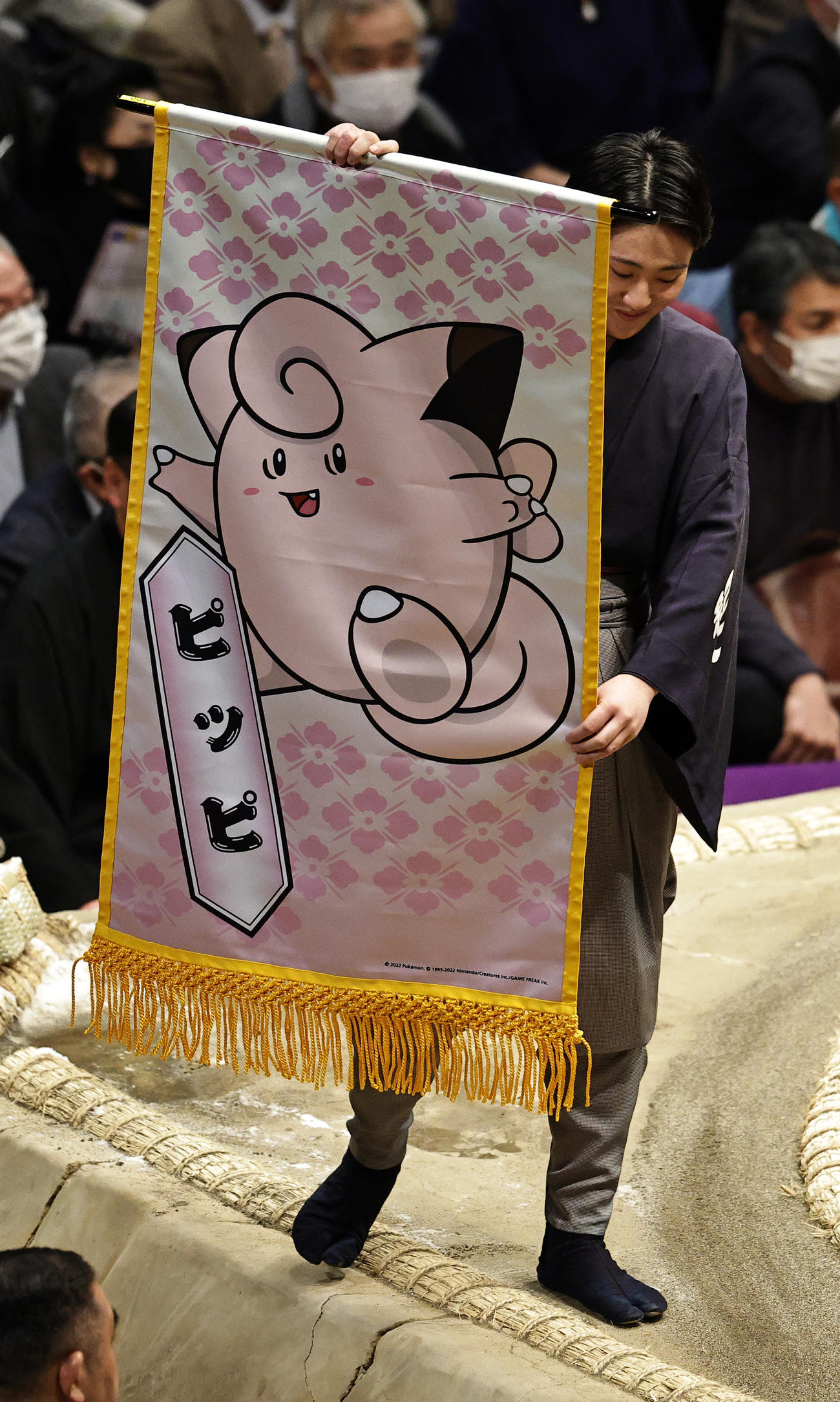 ようせいポケモン「ピッピ」の懸賞旗（撮影・中島郁夫）