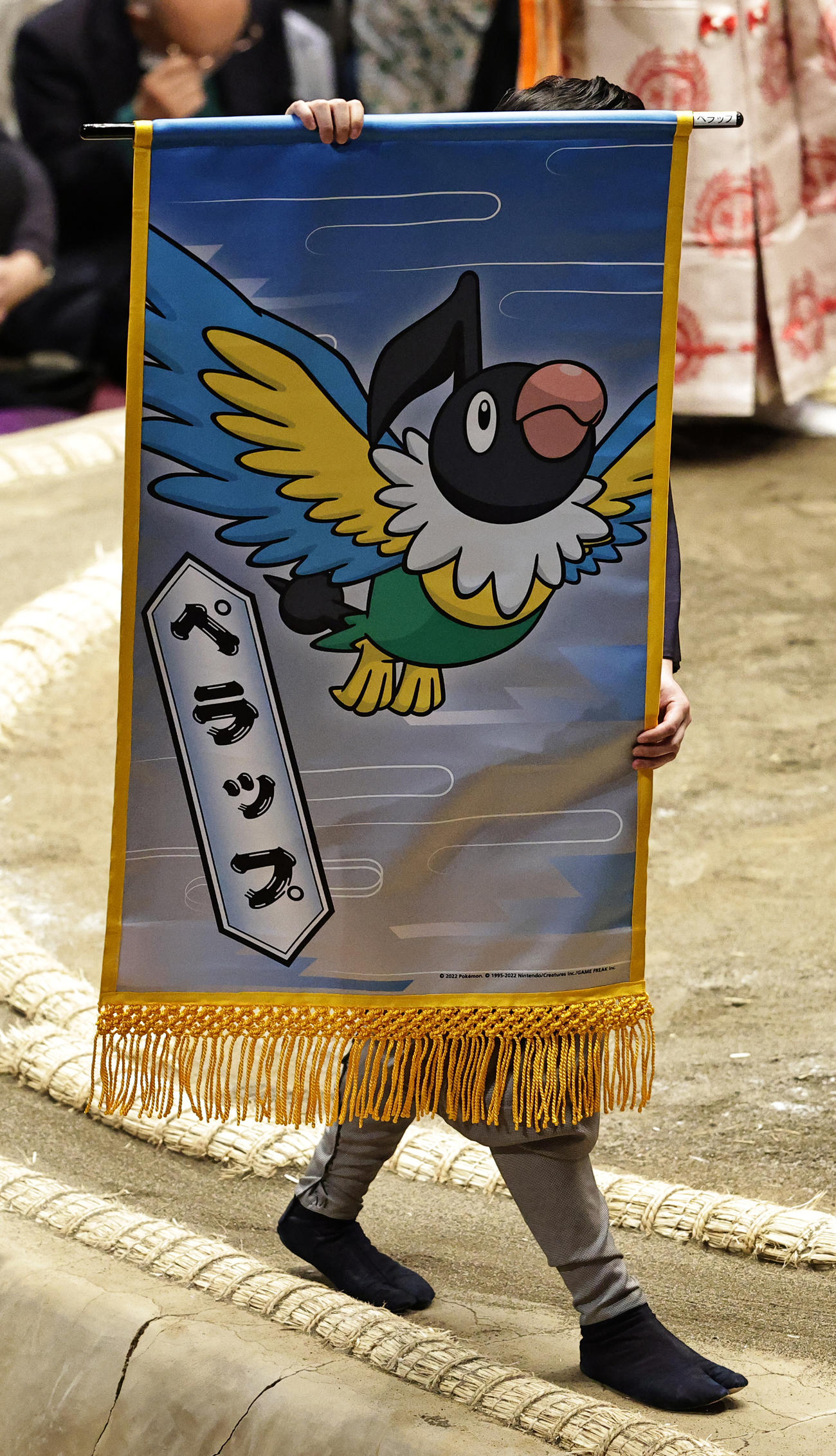 おんぷポケモン「ペラップ」の懸賞旗（撮影・中島郁夫）