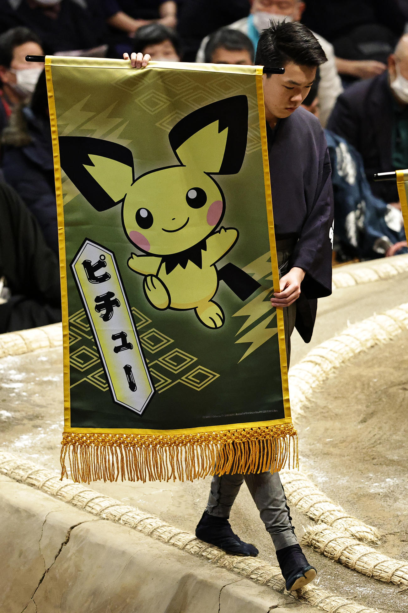 こねずみポケモン「ピチュー」の懸賞旗（撮影・中島郁夫）