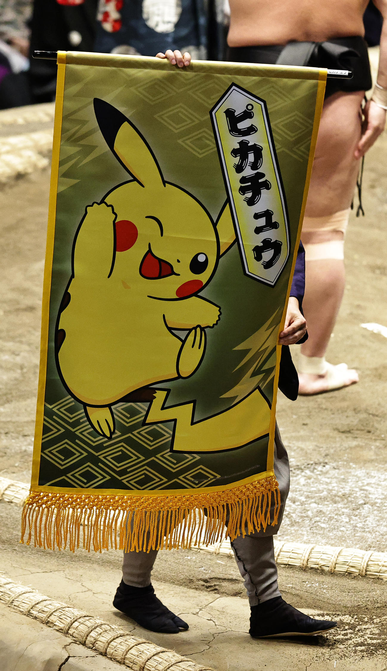 ねずみポケモン「ピカチュウ」の懸賞旗（撮影・中島郁夫）