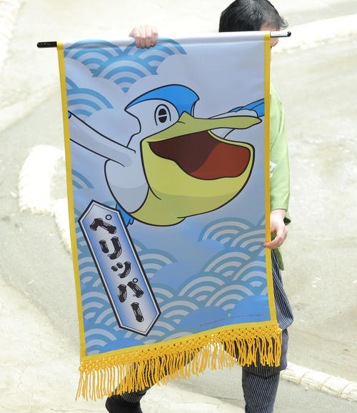 宝富士と志摩ノ海の一番、みずどりポケモンペリッパーの懸賞旗が回る（撮影・河田真司）