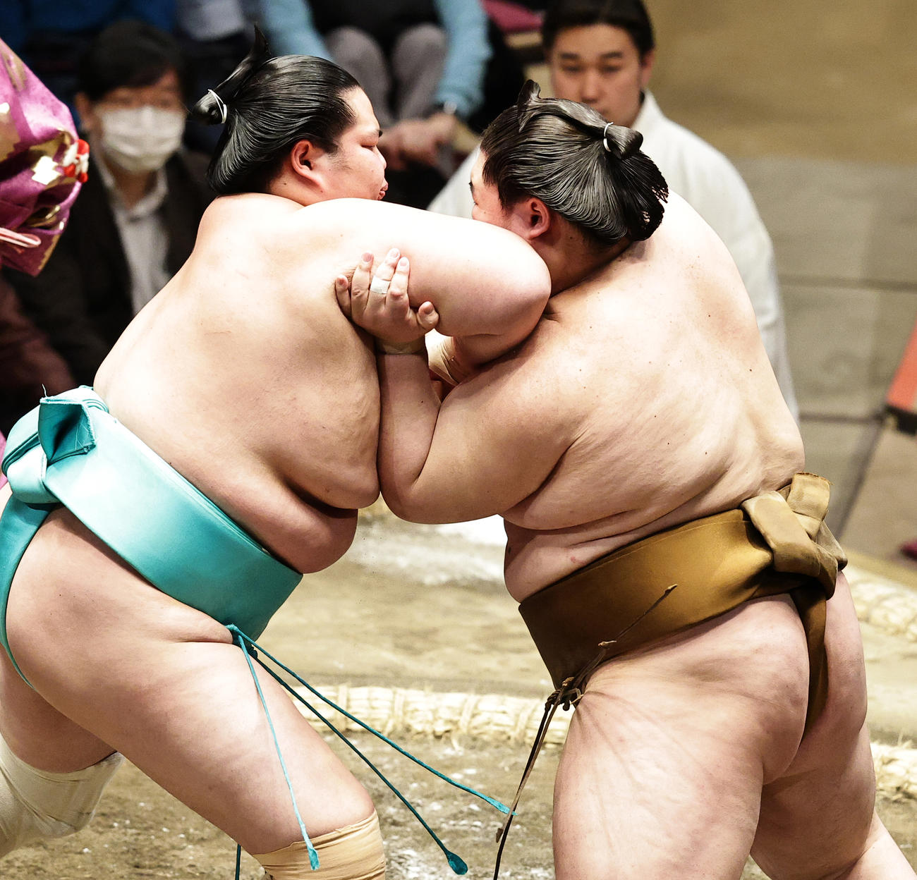 かち上げで王鵬（右）の体を起こす琴ノ若（撮影・中島郁夫）