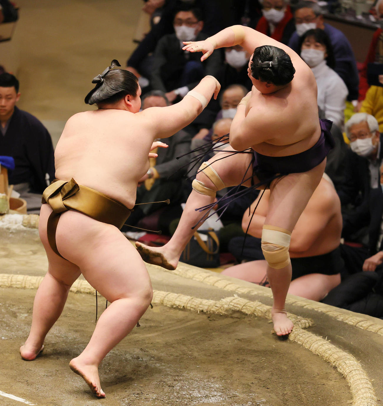 一山本（右）を突き出しで破る王鵬（撮影・野上伸悟）